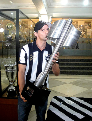 Túlio Maravilha ex-jogador do Botafogo - Túlio com a taça de 95 nas mãos (Foto: Rafael Honório / Globoesporte.com)