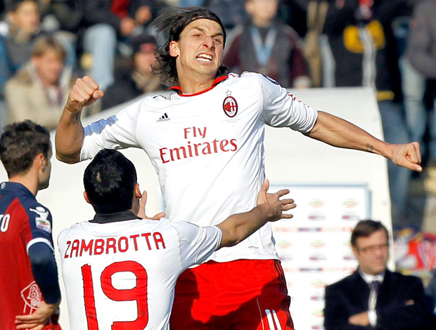 Ibrahimovic comemora no jogo Bologna x Milan