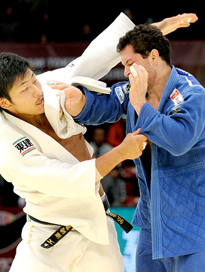 Judô Tiago Camilo Grand Slam Toquio contra Masashi Nishiyama (Foto: AFP)