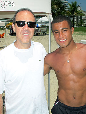 Lucas na praia com o empresário, Vagner Ribeiro