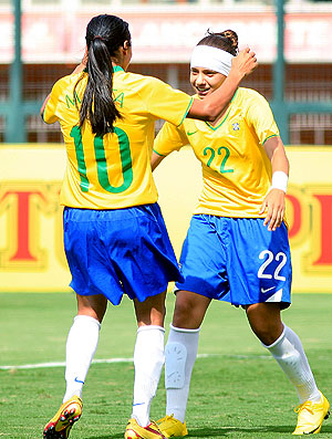 Marta e Thaís comemoram gol na partida do Brasil contra a Holanda (Foto: Bruno Miani / ZDL)