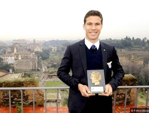 hernanes recebe premio de melhor jogador da italia