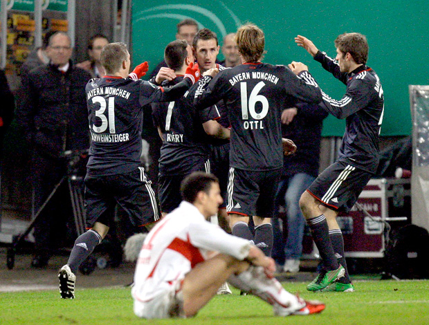 Klose comemora com jogadores no jogo Stuttgart x Bayern de Munique