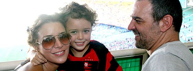 Christine Fernandes com a família na torcida do Flamengo