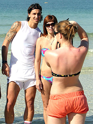 Ibrahimovic tira foto com fã durante treino na praia