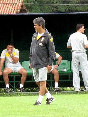 Ney Franco no comando do treino da seleção sub 20 