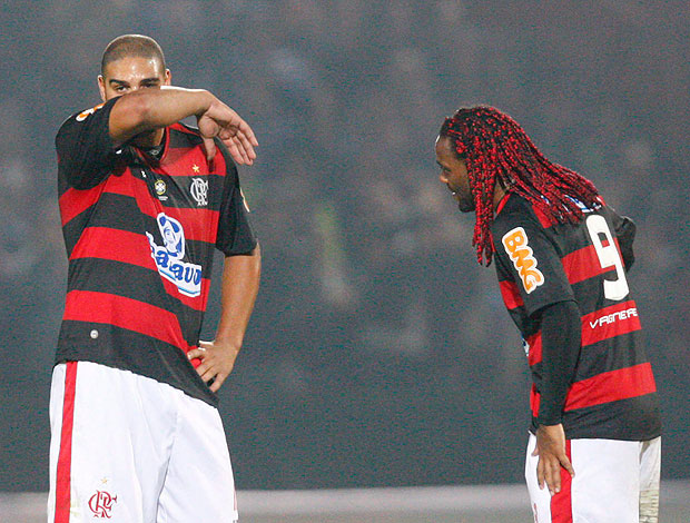 Adriano e Vágner Love no jogo do Flamengo