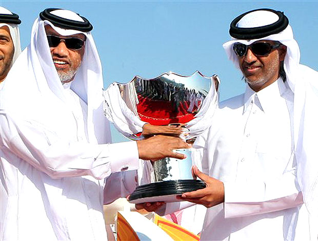 Mohamed Bin Hammam, presidente da AFC, com a taça da Copa da Asia durante o desembarque em Doha