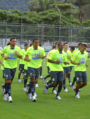 jogadores no treino do Flamengo na Gávea