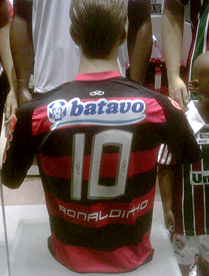 Lojistas vendem camisa do Flamengo com nome de Ronaldinho