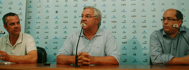 Paulo Odone durante coletiva do Grêmio