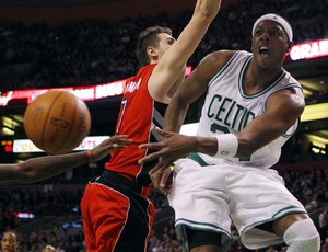 Um dos cestinhas em quadra, Paul Pierce dá mais uma assistência na vitória dos Celtics