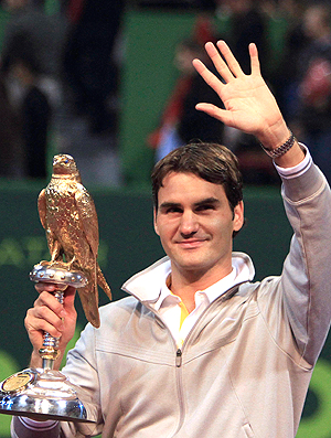 Roger Federer com a taça em Doha
