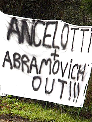 torcida do Chelsea pede a saída de Ancelotti