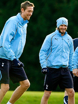 Beckham no treino do Tottenham ao lado de Peter Crouch