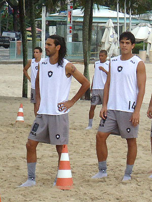 Leandro Guerreiro e Fahel no treino do Botafogo na praia