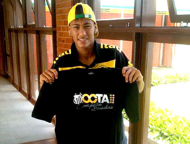 Neymar posa com camisa de octacampeão do Santos