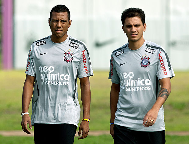 Luís Ramirez e Fábio Santos no treino do Corinthians 