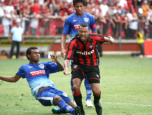 Lucas marca gol do Atlético-PR
