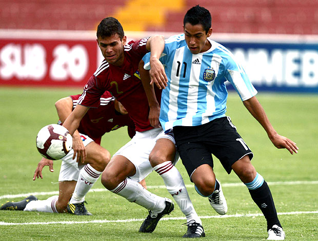 Sergio Araujo da Argentina na partida contra a Venezuela pelo sub 20