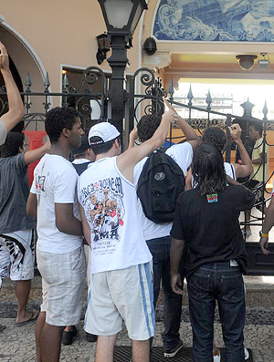 Protestos na Colina ( (André Durão/Globoesporte.com))