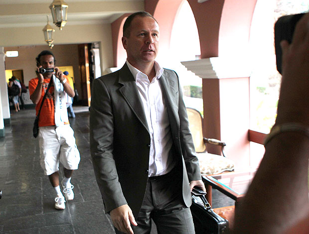 Mano Menezes chegando ao hotel em Arequipa