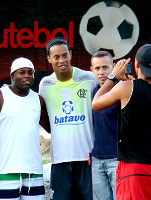 Maldonado, Léo Moura e Ronaldinho tiram foto com integrante do Sorriso Maroto