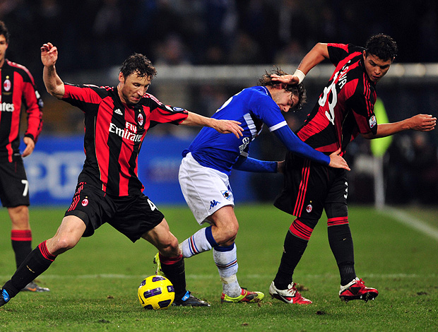 Van Bommel Thiago Silva milan x sampdoria (Foto: AFP)