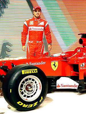 Felipe Massa com o novo carro da Ferrari (Foto: EFE)
