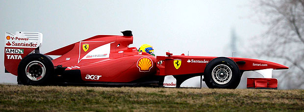 Massa faz testes com o novo carro da Ferrari (Foto: EFE)