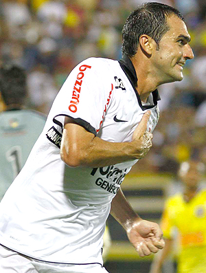danilo gol corinthians x são bernardo (Foto: Gustavo Tilio/Globoesporte.com)