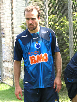 Roger no treino do Cruzeiro (Foto: Valeska Silva / GLOBOESPORTE.COM)