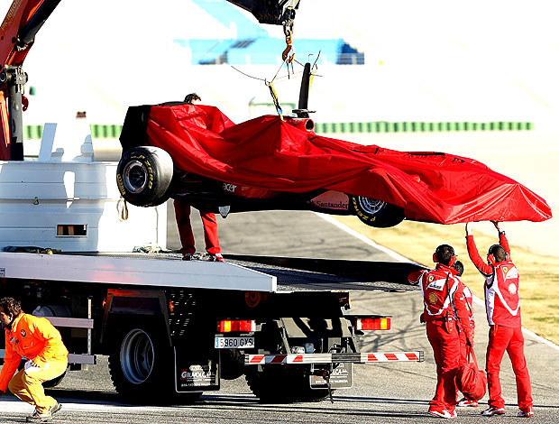 carro de Massa pegando fogo durante testes (Foto: Getty Images)