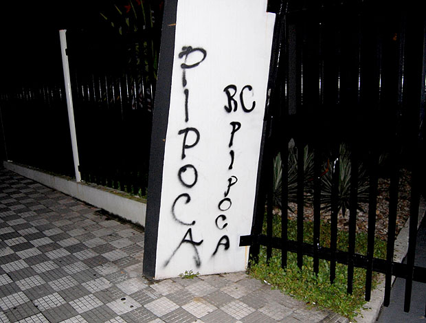 protesto da torcida do Corinthians com pichações (Foto: Futura Press)