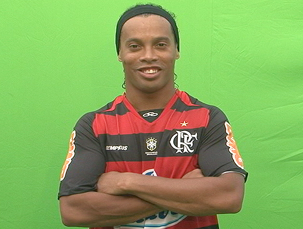 Ronaldinho escalação Flamengo pose (Foto: Reprodução)