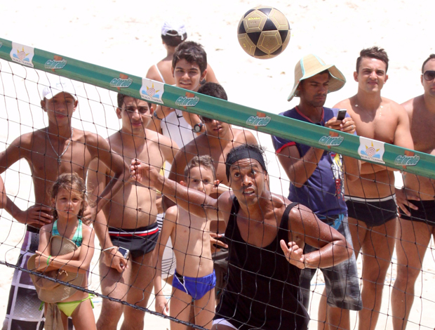 ronaldinho gaúcho praia flamengo (Foto: AGnews)