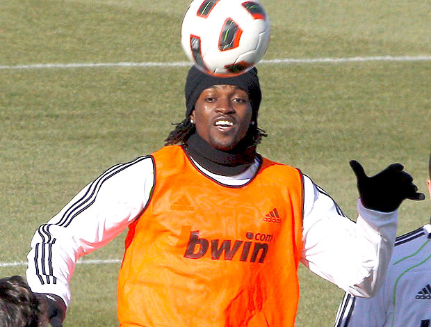 Adebayor no treino do Real Madrid (Foto: EFE)