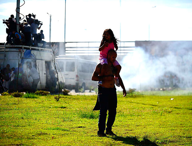 torcedor do Corinthians com a filha durante confusão (Foto: Marcos Ribolli / GLOBOESPORTE.COM)