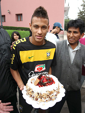Neymar aniversário bolo (Foto: Mowa Press)