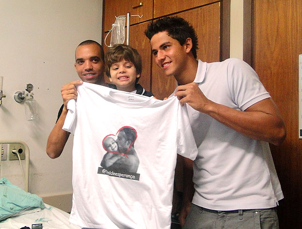 Diego Tardelli e Renan Ribeiro, do Atlético-MG, visitando o garotinho em hospital (Foto: Valeska Silva / GLOBOESPORTE.COM)
