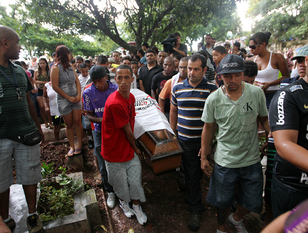 William Morais enterro (Foto: Agência Estado)