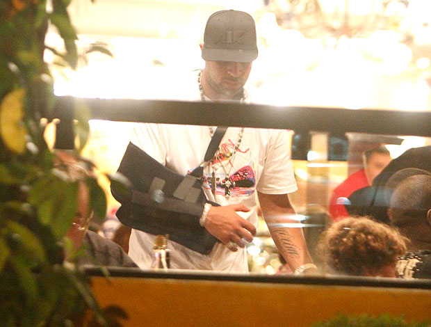 Adriano em jantar no Rio de Janeiro (Foto: Ag. News)