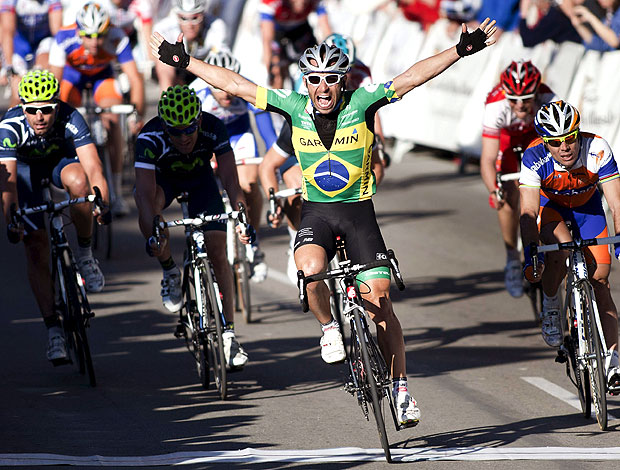 Murilo Fischer comemora vitória no ciclismo em Valência (Foto: EFE)