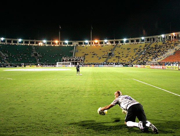 estádio do Pacaembu vazio para a estreia de Liedson  (Foto: Gazeta Press)