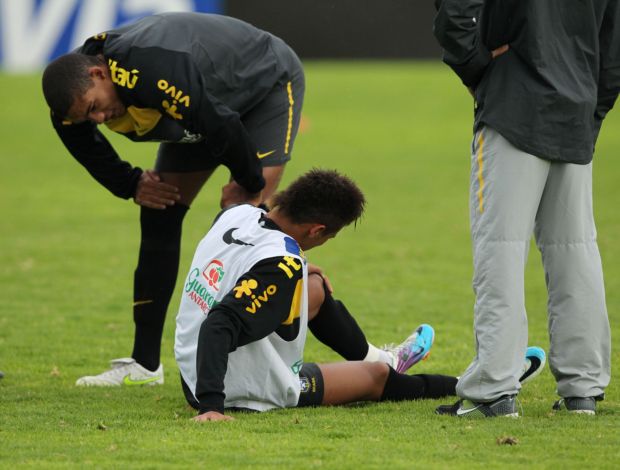 Neymar dá susto em treino da seleção sub-20 (Foto: Mowa Press)