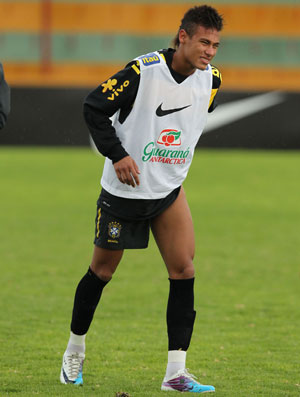 Neymar dá susto em treino da seleção sub-20 (Foto: Mowa Press)