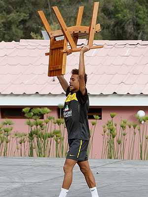 Neymar cadeira rede de futevôlei (Foto: Márcio Iannacca / Globoesporte.com)