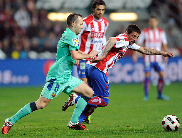 Iniesta Sporting Gijon  x Barcelona (Foto: Reuters)