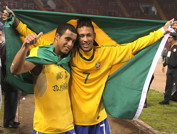 Neymar e Lucas comemoram o títulodo Brasil sub 20 (Foto: Mowa Press)