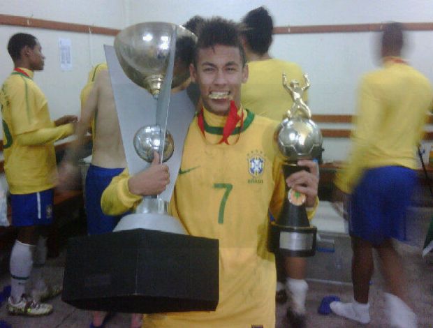 Neymar com troféus do Sul-Americano (Foto: Reprodução/Twitter)